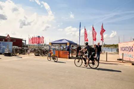 Der große bewachte Fahrradparkplatz in Zusammenarbeit mit dem ADFC direkt am Eingang des Festivals motiviert zur Anreise mit dem Rad.Credits: Nora Berries 